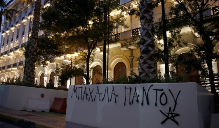 Βανδαλίστηκαν οι ζαρντινιέρες του Μεγάλου Περιπάτου (φωτο)