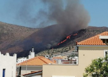 Φωτιά στην Αίγινα – Κίνδυνος επέκτασης προς κατοικημένη περιοχή (βίντεο)