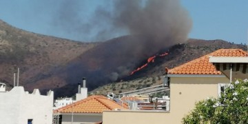 Φωτιά στην Αίγινα – Κίνδυνος επέκτασης προς κατοικημένη περιοχή (βίντεο)