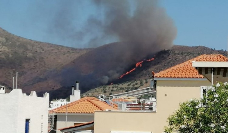 Φωτιά στην Αίγινα – Κίνδυνος επέκτασης προς κατοικημένη περιοχή (βίντεο)