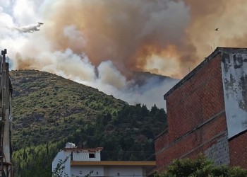 Μεγάλη φωτιά στην Αταλάντη Φθιώτιδας (φωτο, βίντεο)