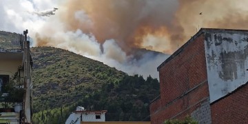 Μεγάλη φωτιά στην Αταλάντη Φθιώτιδας (φωτο, βίντεο)