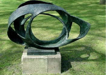 Τιμούμε την Barbara Hepworth που αγάπησε την Ελλάδα και την αποτύπωσε στα γλυπτά της