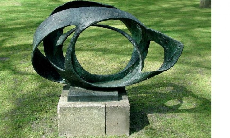 Τιμούμε την Barbara Hepworth που αγάπησε την Ελλάδα και την αποτύπωσε στα γλυπτά της