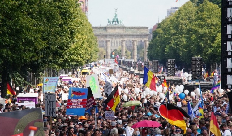 Βερολίνο: Η αστυνομία διέλυσε διαδήλωση αρνητών του κορονοϊού
