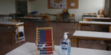 Σχολεία: Ανοίγουν κανονικά με όλους τους μαθητές, μάσκες και αντισηπτικά