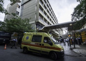 Νεαρός με κορονοϊό έφυγε από το νοσοκομείο «Ευαγγελισμός»