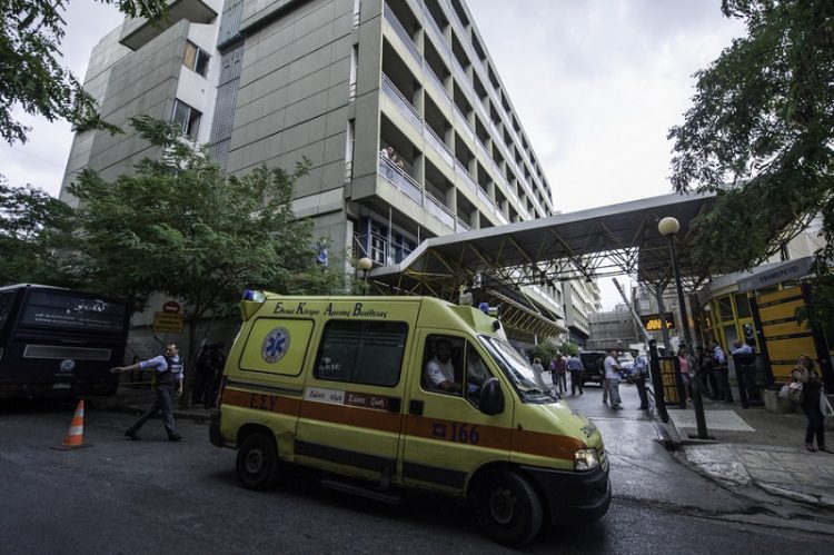 Νεαρός με κορονοϊό έφυγε από το νοσοκομείο «Ευαγγελισμός»