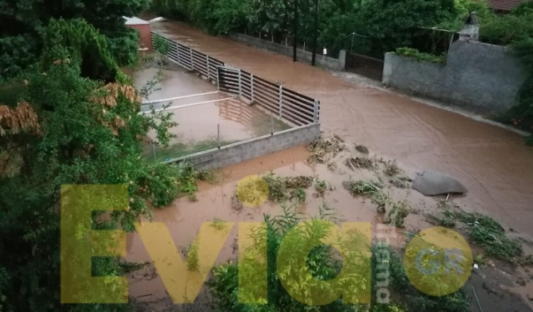 Η κακοκαιρία χτύπησε την Εύβοια: Πλημμύρες, απεγκλωβισμοί και καταστροφές