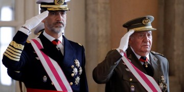 Ισπανία: Αυτοεξορίστηκε ο τέως βασιλιάς Χουάν Κάρλος, που ερευνάται για διαφθορά