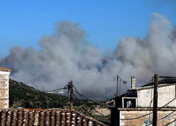 Φωτιά στην Ανατολική Μάνη: Καλύτερη η εικόνα από το πρωί