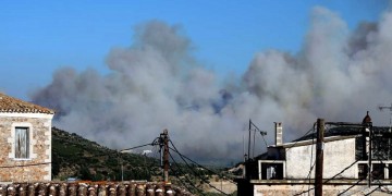 Φωτιά στην Ανατολική Μάνη: Καλύτερη η εικόνα από το πρωί