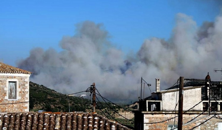 Φωτιά στην Ανατολική Μάνη: Καλύτερη η εικόνα από το πρωί