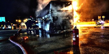 Φωτιά σε λεωφορείο που εκτελούσε το δρομολόγιο Ιωάννινα-Αθήνα