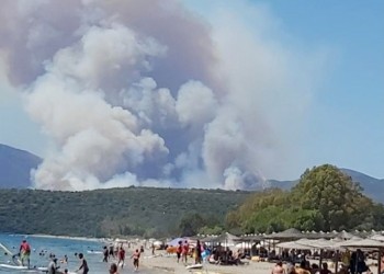 Μεγάλη φωτιά στην Ανατολική Μάνη – Σε δύο μέτωπα κινείται η πυρκαγιά