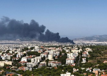 Κόλαση φωτιάς στη Μεταμόρφωση Αττικής – Μαύρος καπνός καλύπτει μεγάλο μέρος του αττικού ουρανού (βίντεο, φωτο)