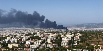 Κόλαση φωτιάς στη Μεταμόρφωση Αττικής – Μαύρος καπνός καλύπτει μεγάλο μέρος του αττικού ουρανού (βίντεο, φωτο)