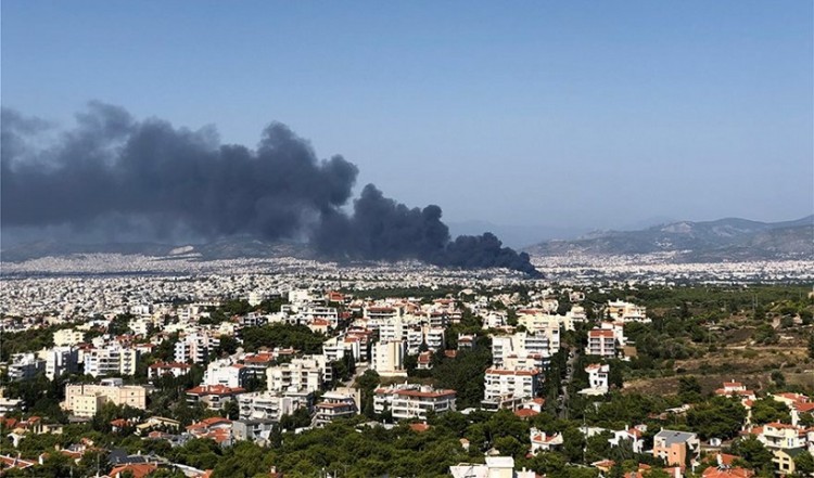 Κόλαση φωτιάς στη Μεταμόρφωση Αττικής – Μαύρος καπνός καλύπτει μεγάλο μέρος του αττικού ουρανού (βίντεο, φωτο)