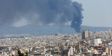 Μήνυμα από το 112 για τη φωτιά στη Μεταμόρφωση, λόγω του τοξικού καπνού