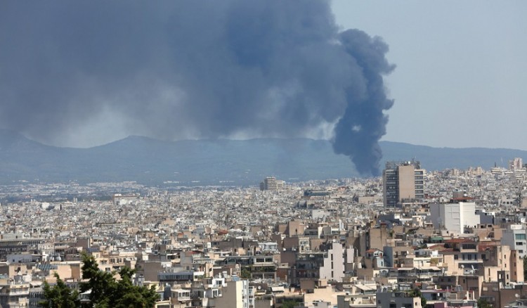 Μήνυμα από το 112 για τη φωτιά στη Μεταμόρφωση, λόγω του τοξικού καπνού