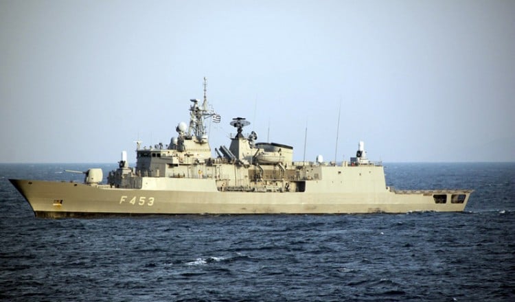 Κρήτη: Μάζεψαν φαγητά και έκαναν... ντελίβερι στη φρεγάτα «Σπέτσαι» (βίντεο)