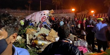 Ινδία: Τουλάχιστον 17 νεκροί και 120 τραυματίες από τη συντριβή αεροσκάφους (φωτο, βίντεο)