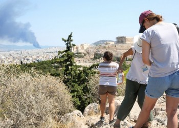 Μεταμόρφωση: Μειώθηκε η ένταση της φωτιάς στο εργοστάσιο πλαστικών – Ανησυχία για το τοξικό νέφος