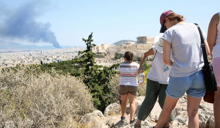 Μεταμόρφωση: Μειώθηκε η ένταση της φωτιάς στο εργοστάσιο πλαστικών – Ανησυχία για το τοξικό νέφος