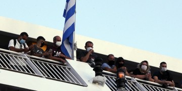Σχεδόν τα μισά νέα κρούσματα σε Θεσσαλονίκη και Αττική