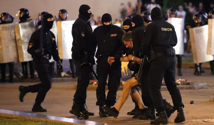 Λευκορωσία: Προεδρικές εκλογές νοθείας καταγγέλλει η αντιπολίτευση – Άγρια επεισόδια