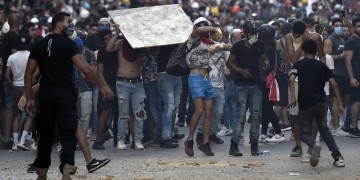 Κυβερνητική κρίση στον Λίβανο με μαζικές παραιτήσεις και διαδηλώσεις