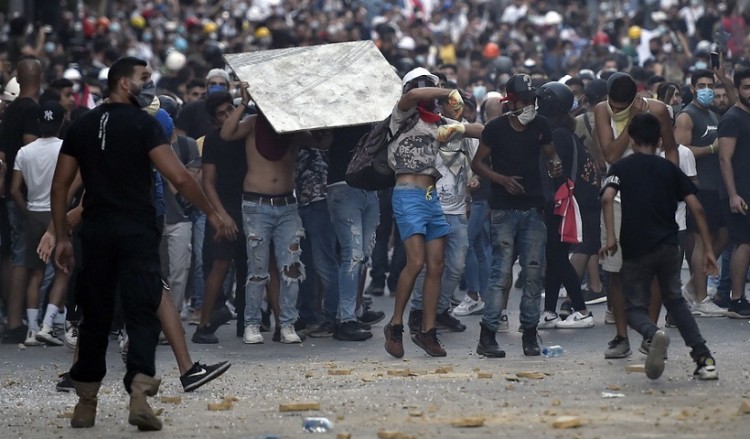 Κυβερνητική κρίση στον Λίβανο με μαζικές παραιτήσεις και διαδηλώσεις