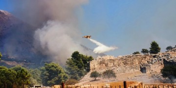 Μυκήνες: Η φωτιά προσέγγισε και τον αρχαιολογικό χώρο (φωτο, βίντεο)