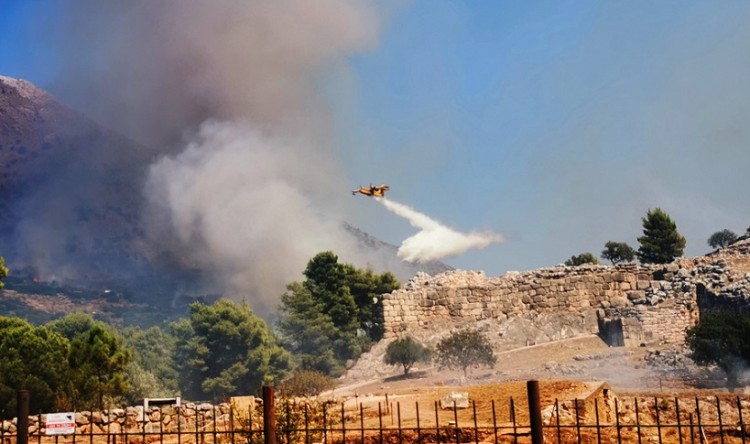 Μυκήνες: Η φωτιά προσέγγισε και τον αρχαιολογικό χώρο (φωτο, βίντεο)