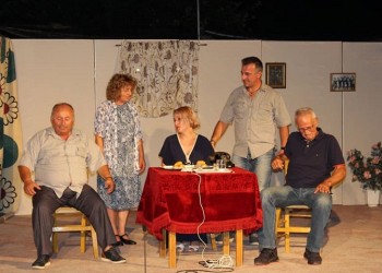 Θερμό χειροκρότημα για την ποντιακή κωμωδία «Το ράσον 'κ' ευτάει τον καλόγερον»