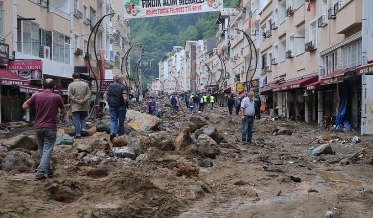Καταστροφικές πλημμύρες στην επαρχία Κερασούντας – Νεκροί και αγνοούμενοι (βίντεο)