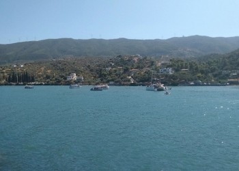 Πόρος: Περιοριστικά μέτρα για μπαρ, πάρτι, λαϊκές αγορές στο νησί λόγω κορονοϊού