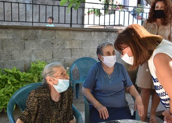 Λέσβος: Η Πρόεδρος της Δημοκρατίας με τις «γιαγιάδες της αλληλεγγύης»