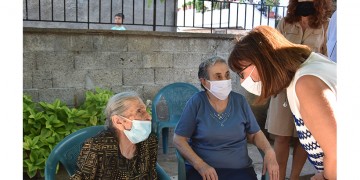 Λέσβος: Η Πρόεδρος της Δημοκρατίας με τις «γιαγιάδες της αλληλεγγύης»