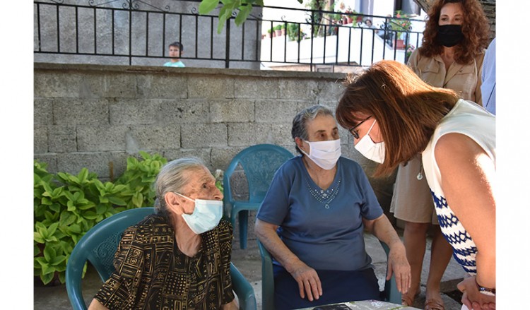 Λέσβος: Η Πρόεδρος της Δημοκρατίας με τις «γιαγιάδες της αλληλεγγύης»