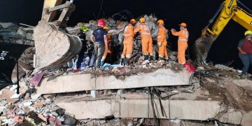 Κατέρρευσε πολυκατοικία στην Ινδία – Τουλάχιστον 30 παγιδευμένοι στα συντρίμμια