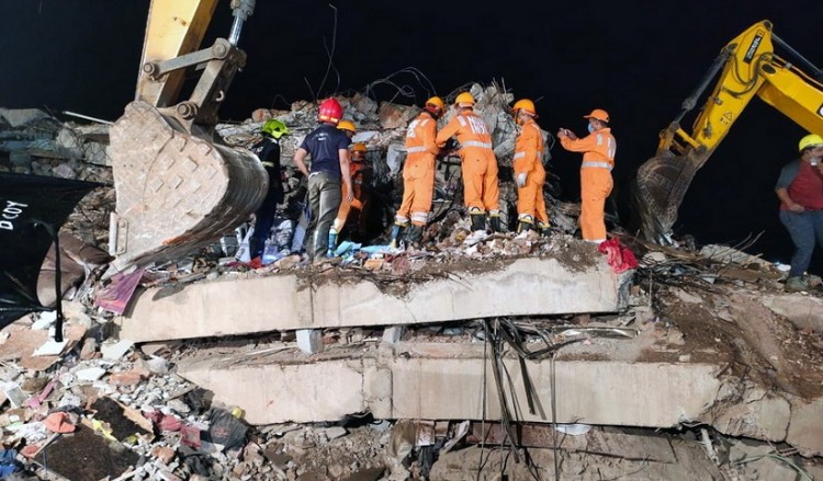 Κατέρρευσε πολυκατοικία στην Ινδία – Τουλάχιστον 30 παγιδευμένοι στα συντρίμμια