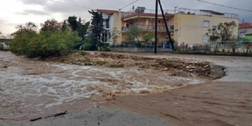 Θάσος: Πλημμύρισαν σπίτια και καταστήματα από την ισχυρή καταιγίδα – Εγκλωβίστηκαν άνθρωποι