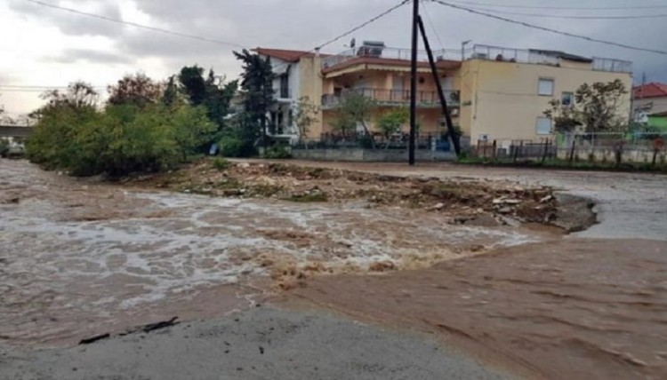 Θάσος: Πλημμύρισαν σπίτια και καταστήματα από την ισχυρή καταιγίδα – Εγκλωβίστηκαν άνθρωποι