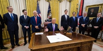 Ιστορική συμφωνία ανάμεσα στο Ισραήλ και τα Ηνωμένα Αραβικά Εμιράτα, με τη βοήθεια Τραμπ