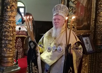 Άγιοι Θεόδωροι Ίμβρου: Ο Πατριάρχης Βαρθολομαίος τέλεσε Θεία Λειτουργία στον πανηγυρίζοντα ναό του χωριού του (βίντεο)