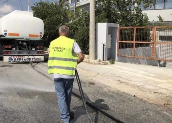 Υδροφόρες καθαρίζουν τους δρόμους στη Μεταμόρφωση από τα υπολείμματα της φωτιάς στο εργοστάσιο ανακύκλωσης