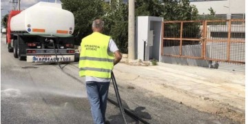 Υδροφόρες καθαρίζουν τους δρόμους στη Μεταμόρφωση από τα υπολείμματα της φωτιάς στο εργοστάσιο ανακύκλωσης