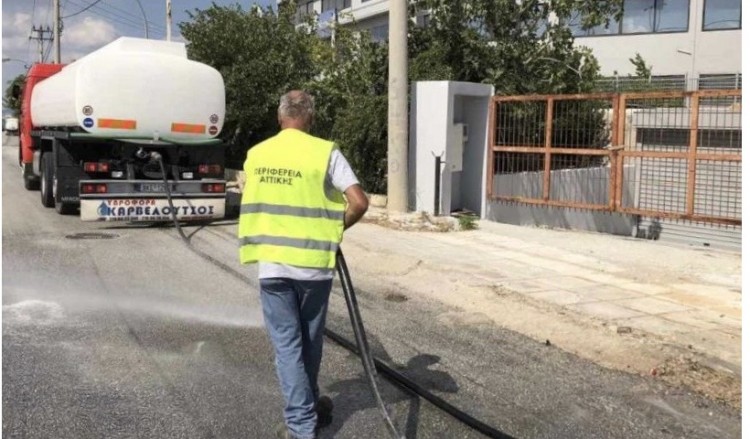 Υδροφόρες καθαρίζουν τους δρόμους στη Μεταμόρφωση από τα υπολείμματα της φωτιάς στο εργοστάσιο ανακύκλωσης