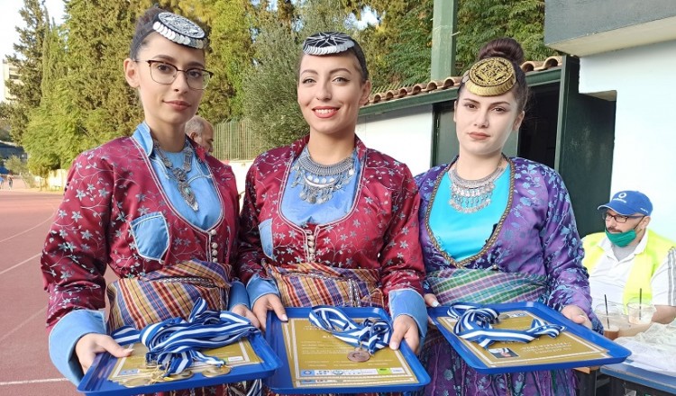 Κορίτσια με ποντιακές φορεσιές έκαναν την απονομή επάθλων στα «Τρίτσεια 2020»